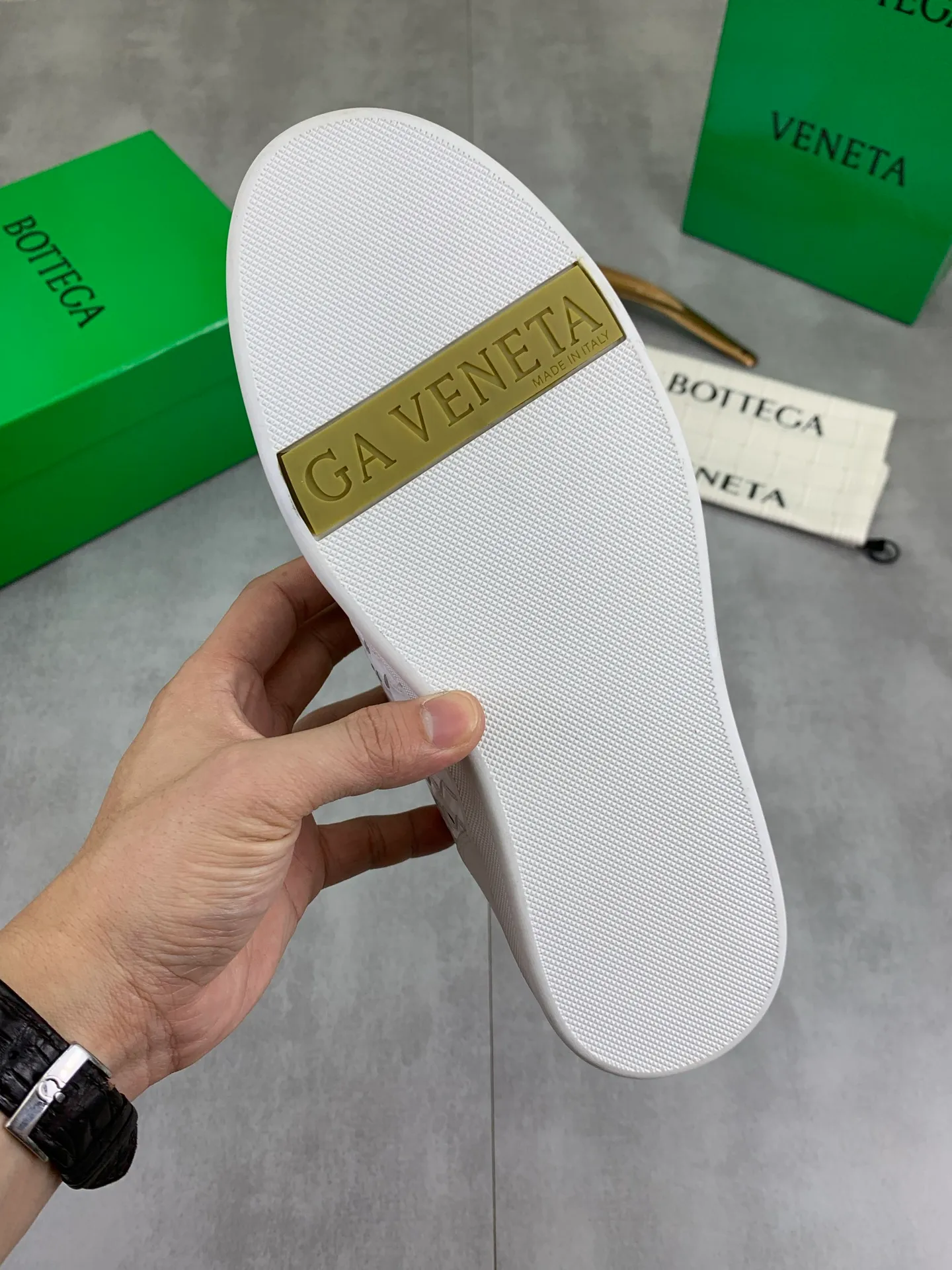 Factory price P720 💰Top quality💎💎💎 BOTTEGA VENETA official website synchronous couple👫The latest top version of the highest version of BV high-top casual shoes in the market, accept material comparison, shoe type comparison, process comparison, practical and textured, versatile, suitable for any occasion, the more you look at it, the more flavorful it becomes. Pure hand-woven craftsmanship - upper material, imported original woven calfskin - high-quality water-dyed cowhide inside - original private model customized outsole -Size: male 39-44 (customized 38 45 46) female 35-39 (customized 34 40 41) Comes with original BV green box, complete packaging.